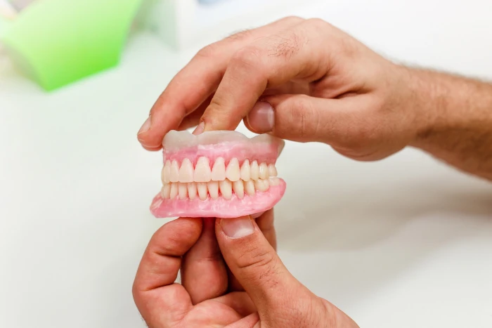 طرز نگهداری دندان مصنوعی روزانه