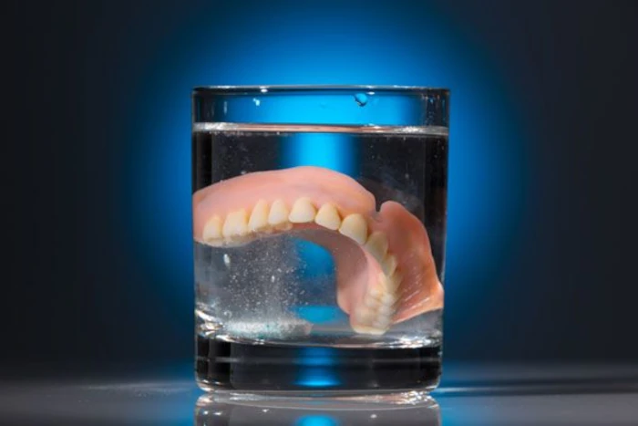طریقه نگهداری دندان مصنوعی در محلول